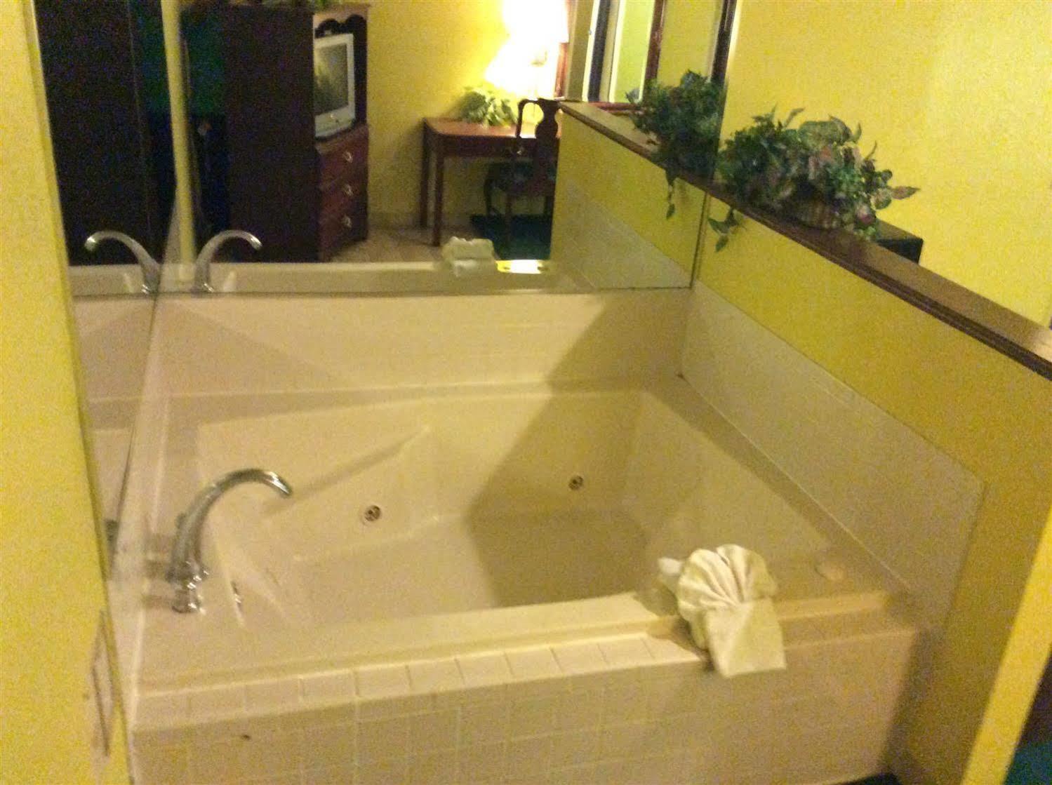 Jameson Inn & Suites Боулинг Грин Экстерьер фото